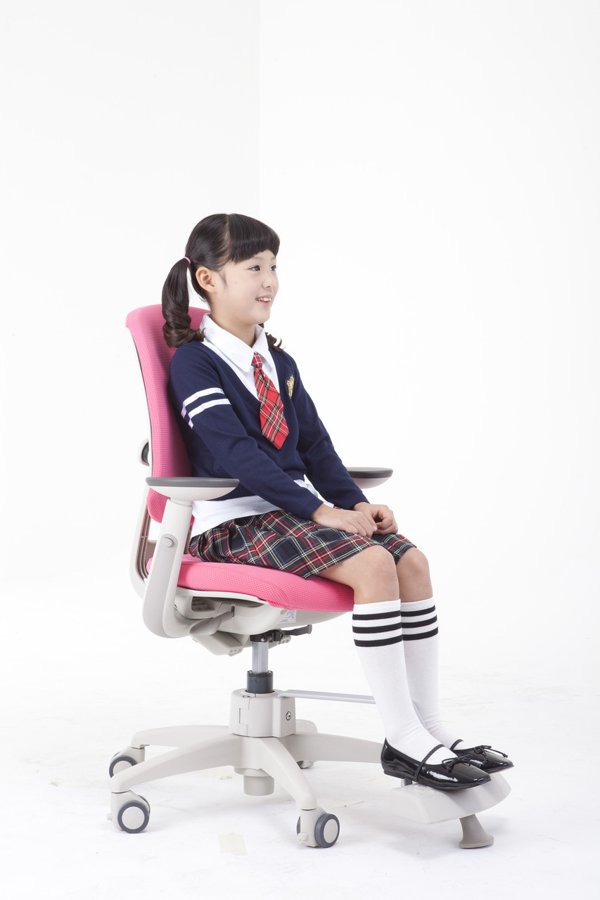 анатомический стул для школьника с подставкой для ног
